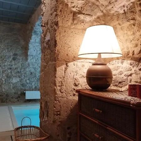 Avec Acces Piscine Et Jardin Dans Particulier * Нерак